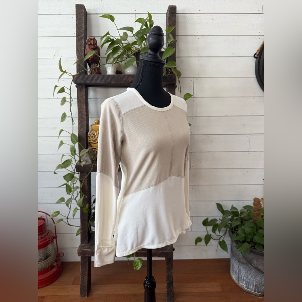 Altra Running Beige and White Long Sleeve Top with Hand Covers - Picture 9 of 17
